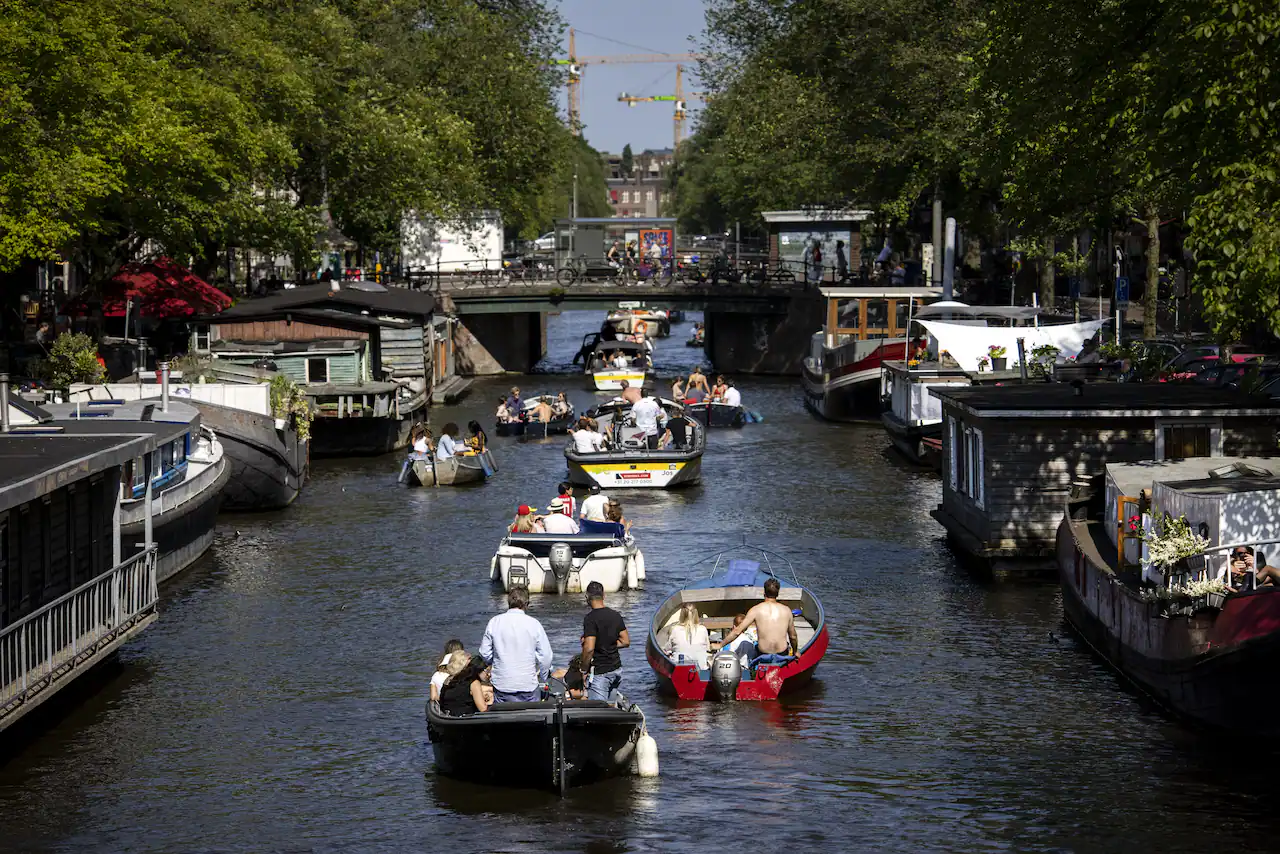 No more diesel boats on Amsterdam canals: emissions-free zone continues