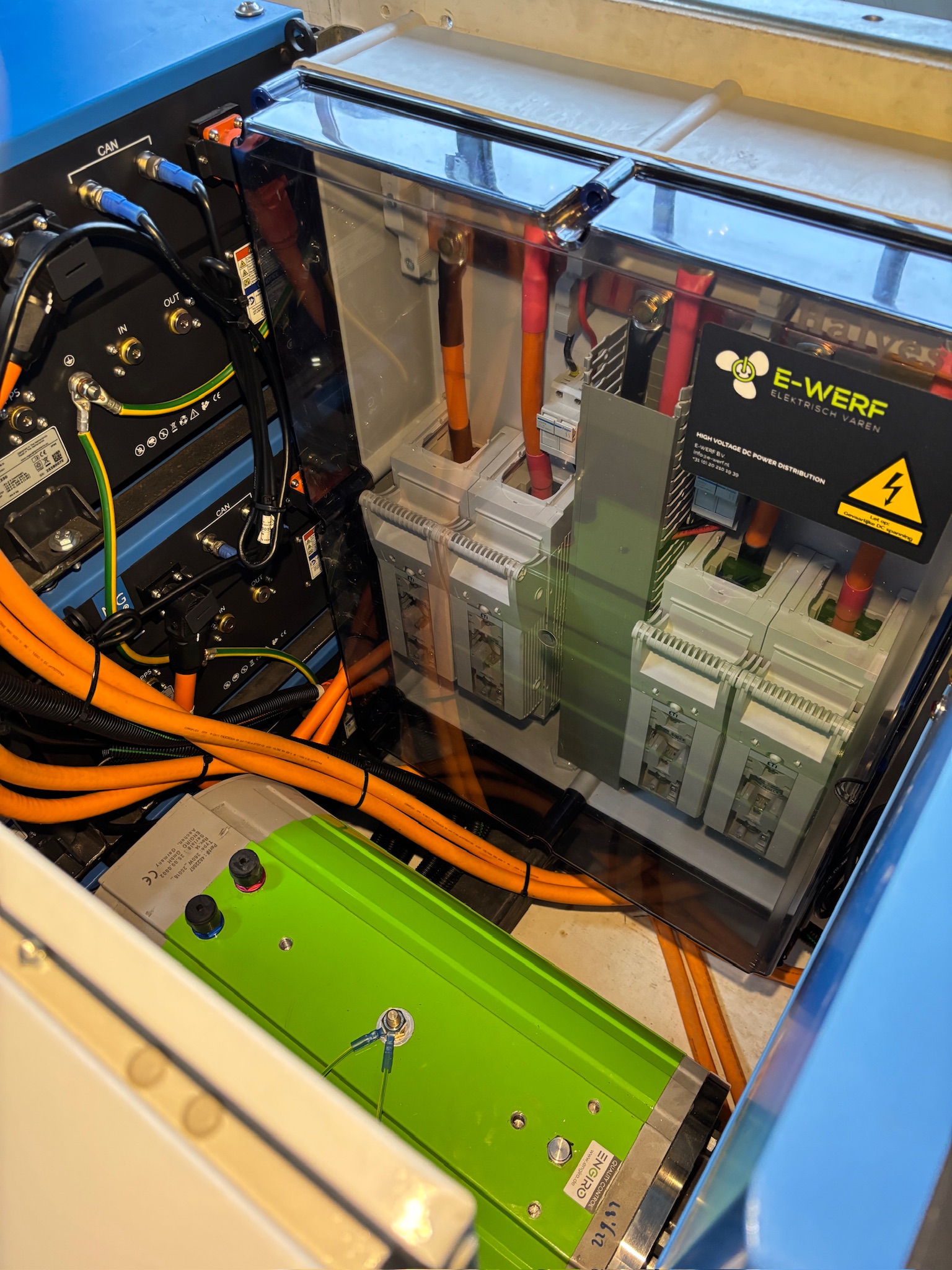 Hoogvoltage accupakket in baggerboot.