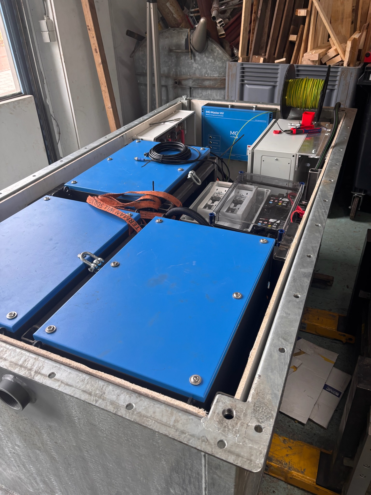 Hoogvoltage accupakket in baggerboot.