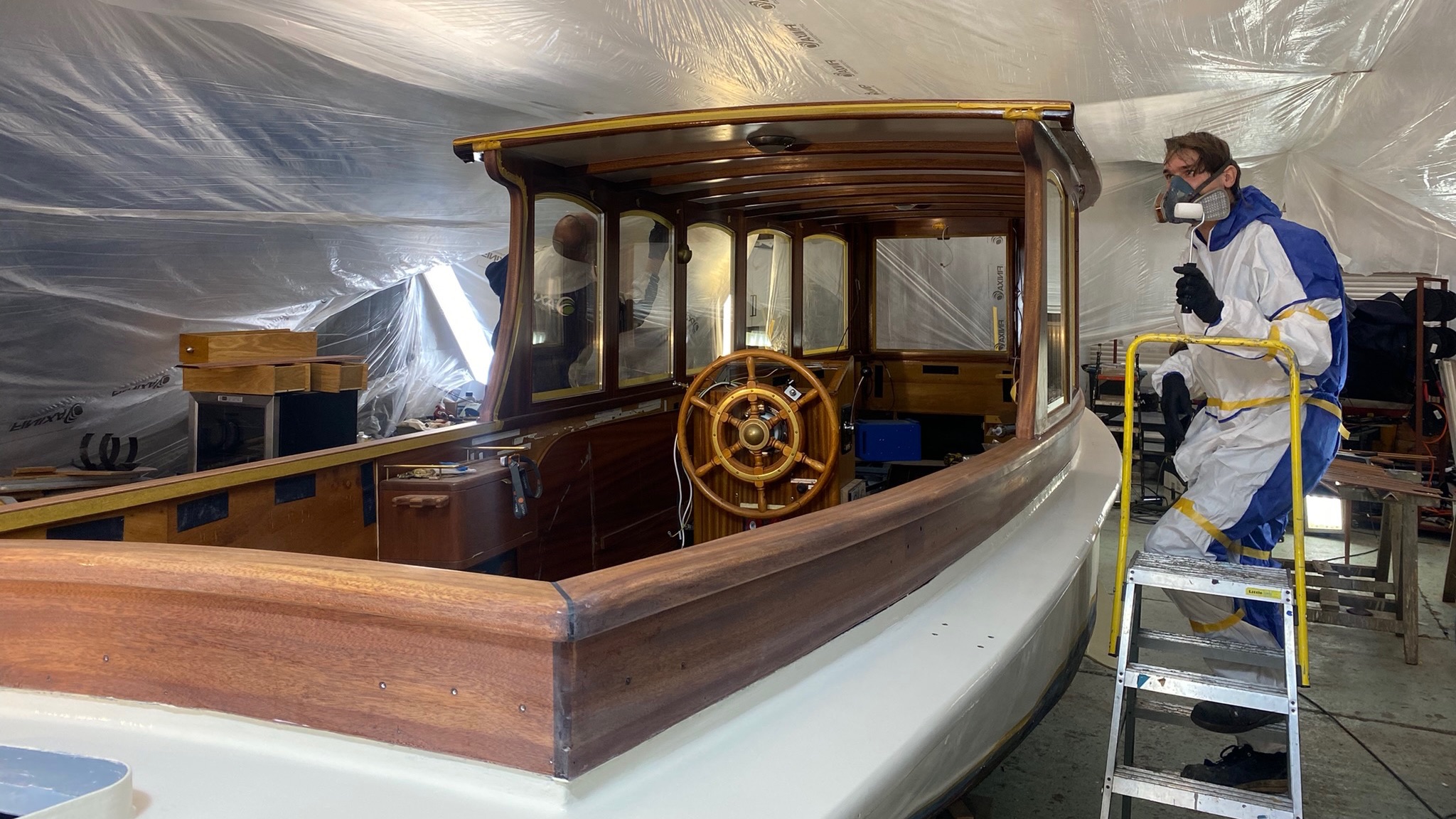 Schilderwerkzaamheden aan salonboot