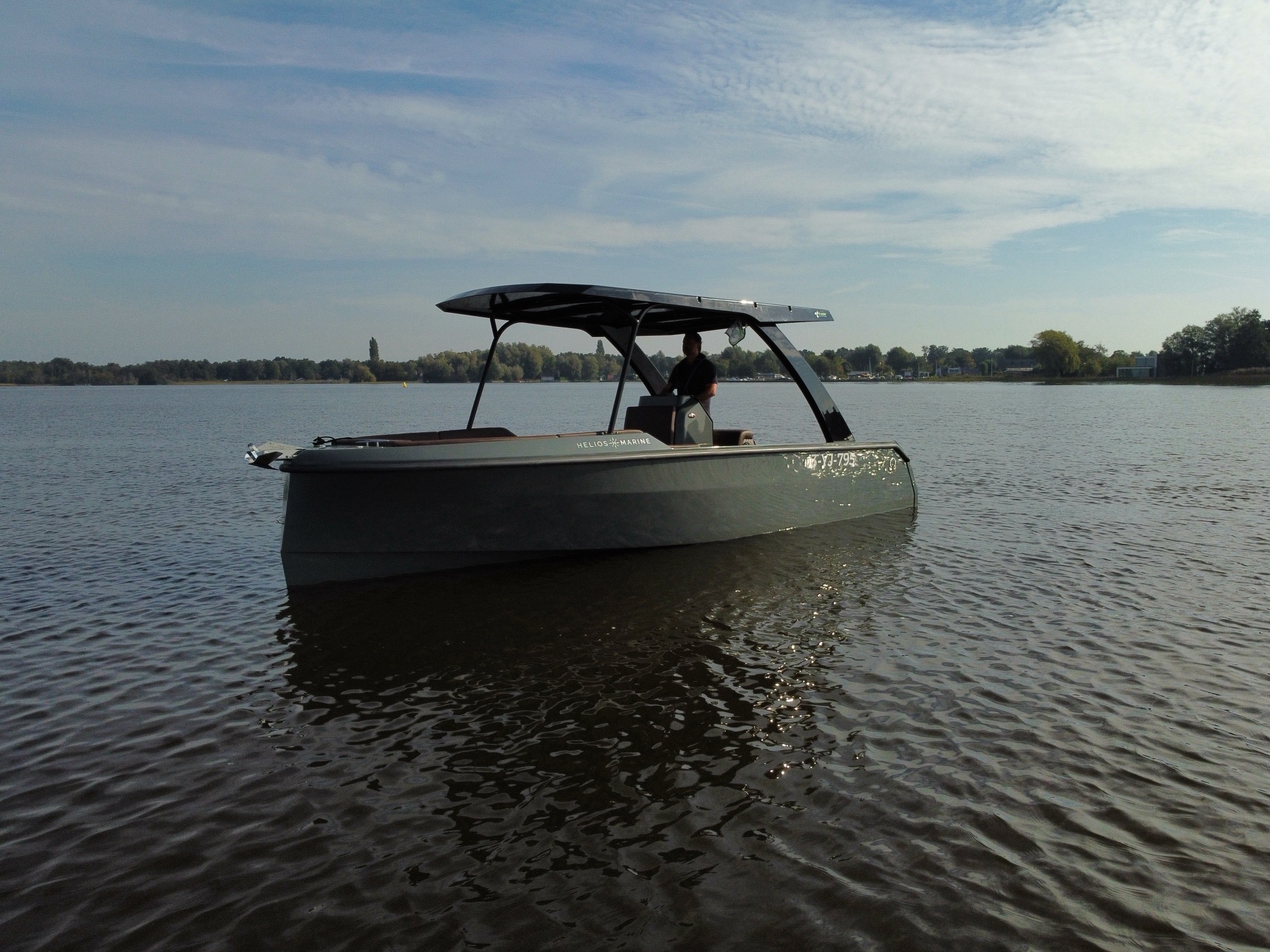Helios Omega 7.2 elektrische daycruiser varend bij Loosdrecht